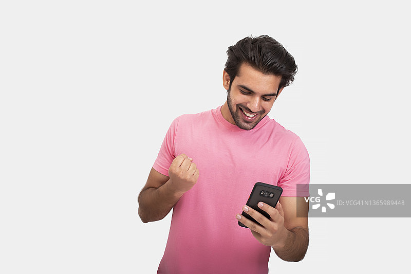 使用手机的年轻男人照片图片素材