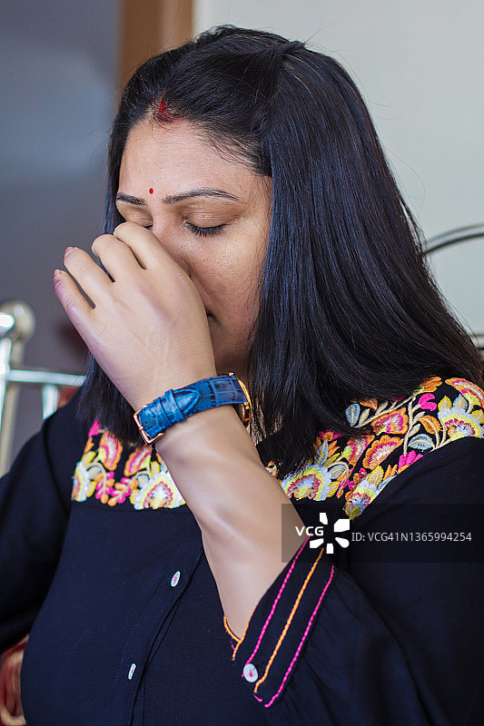 做瑜伽的印度裔亚洲女性（上肢佩戴假肢）图片素材