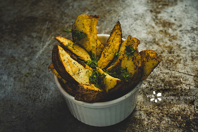 托盘上的乡村风炸薯条图片素材