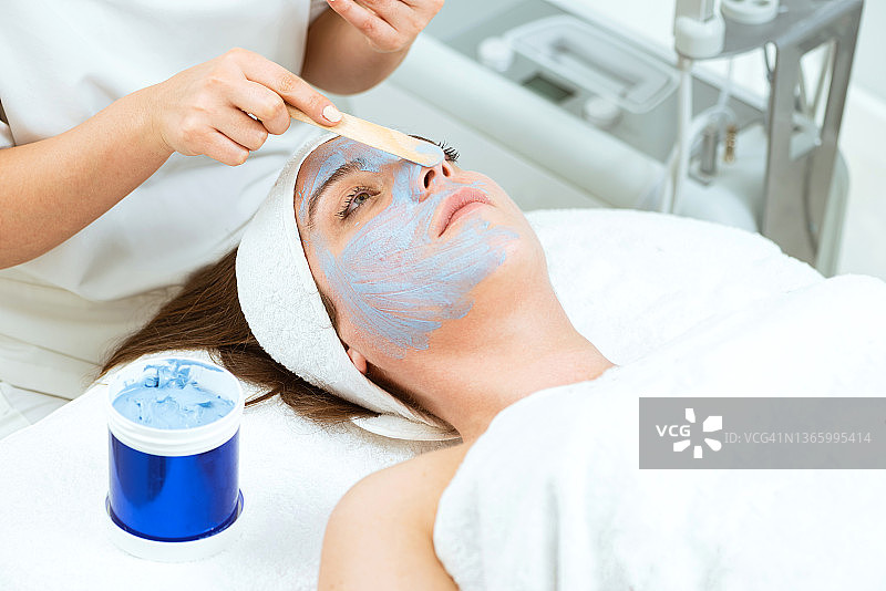 在水疗沙龙中敷面膜的女子图片素材