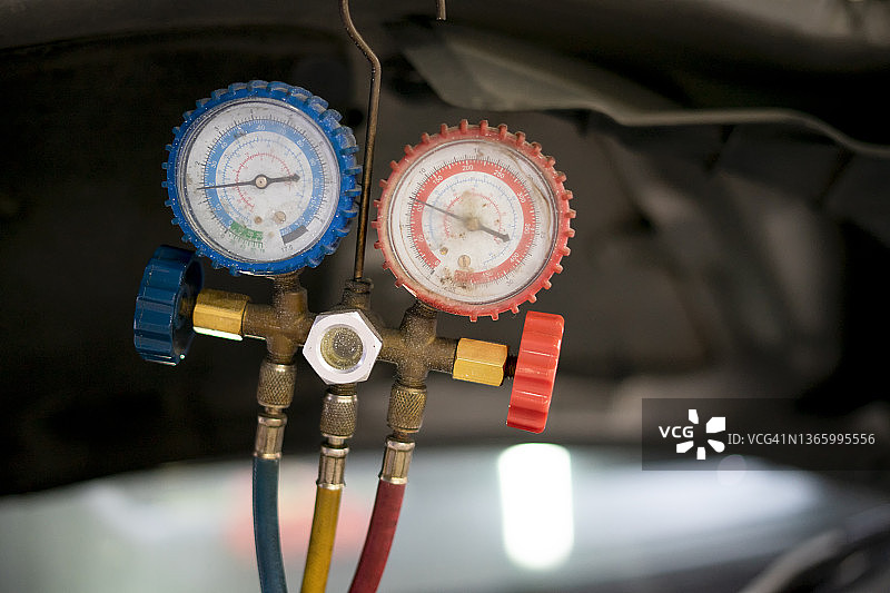 汽车空调检查服务：检测泄漏并填充制冷剂，专业技术人员使用设备和仪表对汽车进行液体冷却图片素材