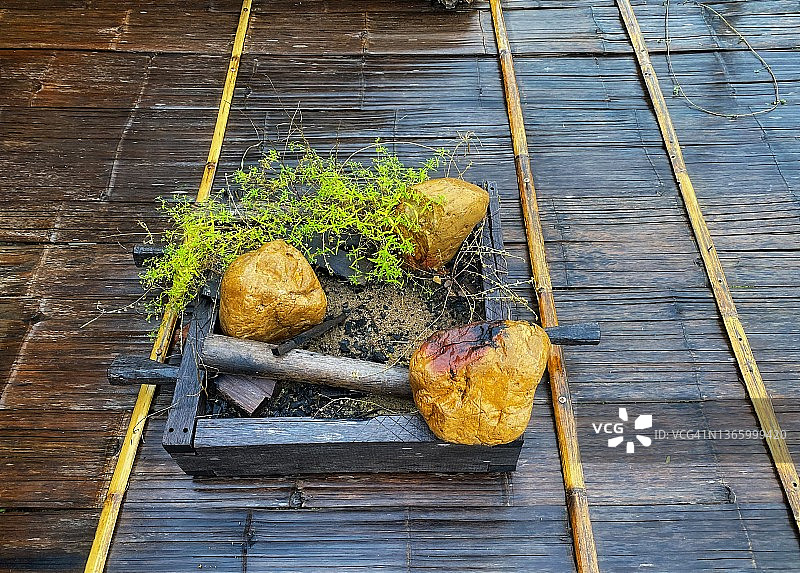 克伦山部落露台炉灶上的绿草图片素材