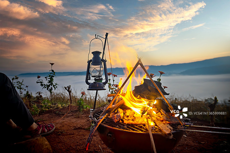 薄雾上的火焰图片素材