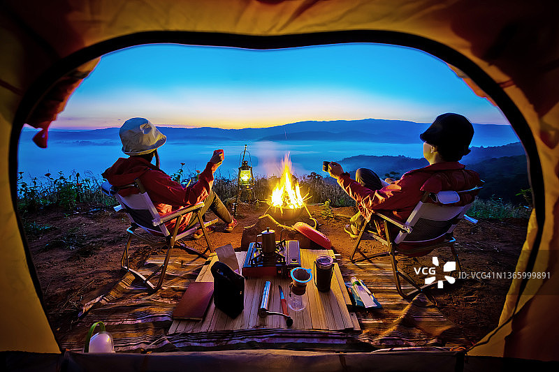 雾中的露营图片素材