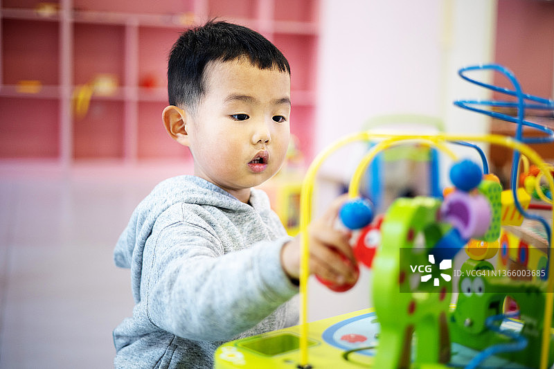 幼儿男孩玩玩具图片素材