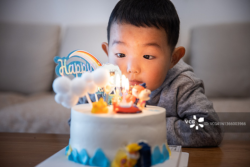 过生日的小男孩图片素材