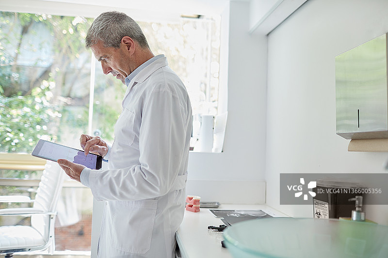 牙医看着平板电脑图片素材