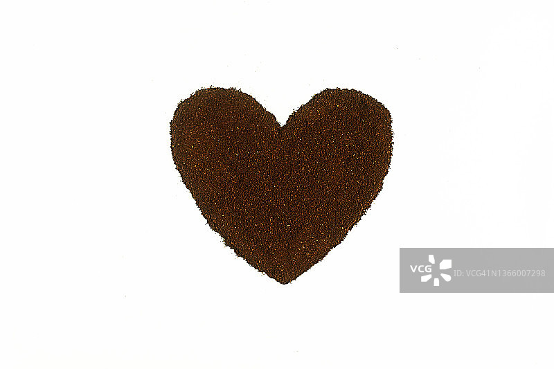 白色背景上由研磨咖啡制成的心形图片素材