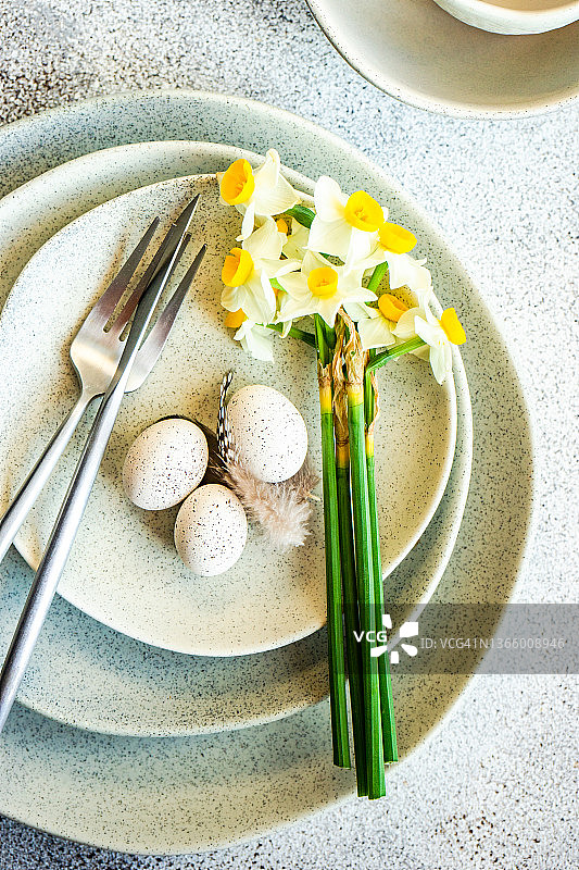 水仙花装饰的复活节餐桌俯视图图片素材