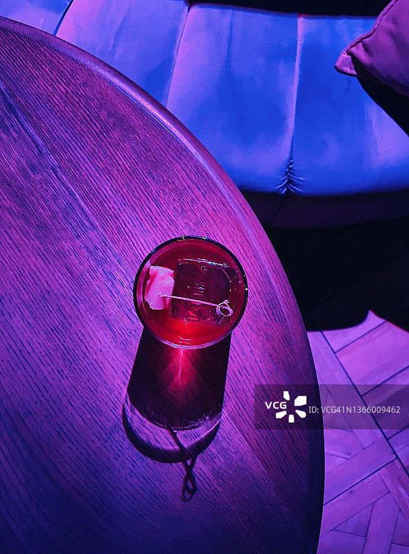 夜总会桌子上鸡尾酒的俯视图图片素材