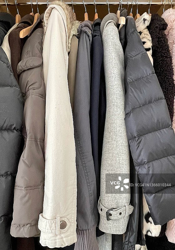 衣柜中各式夹克和外套特写图片素材