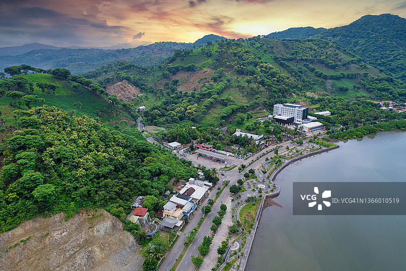 印度尼西亚西努沙登加拉松巴哇岛比马阿玛哈米海滩日出鸟瞰图图片素材