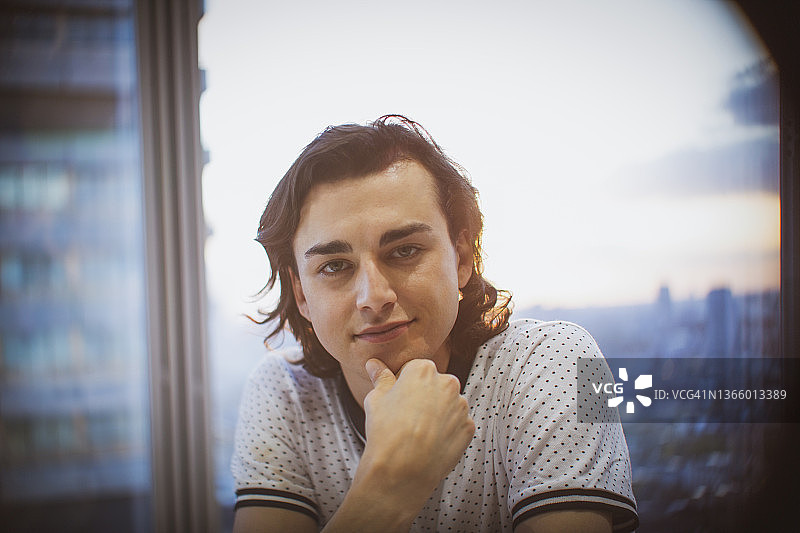 高层办公室里自信的商人肖像图片素材