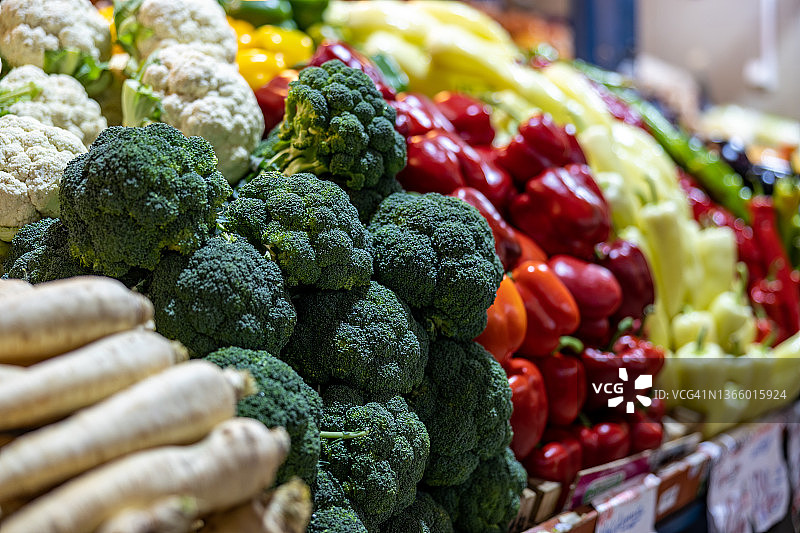 布达佩斯大型市场内的水果蔬菜图片素材