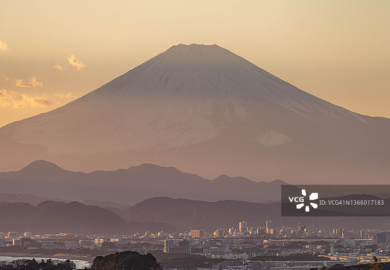 日本神奈川县海边城市的富士山图片素材