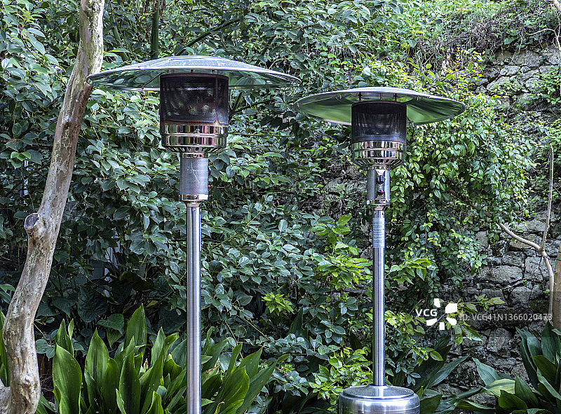 街边的露台燃气加热器图片素材