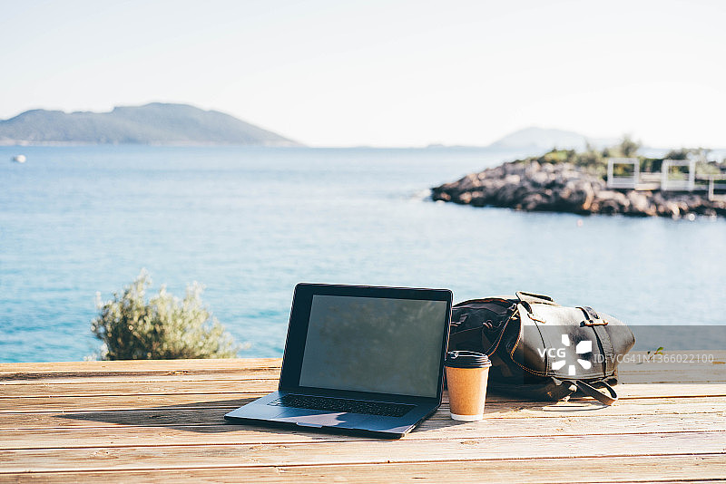 用于在线自由职业的打开的笔记本电脑图片素材