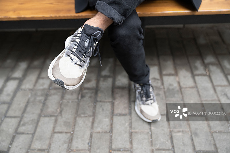 商人坐在城市的长椅上休息图片素材