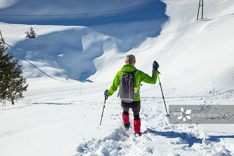 徒步者在斯洛文尼亚朱利安阿尔卑斯山博加廷附近的小屋下降图片素材