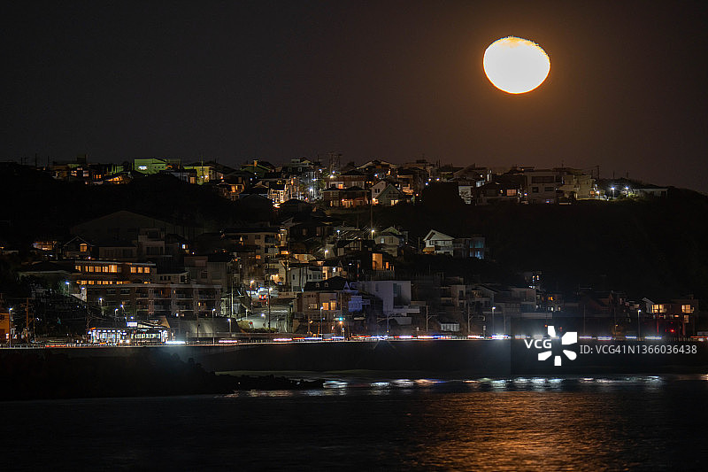 日本神奈川县海边住宅区的血月图片素材