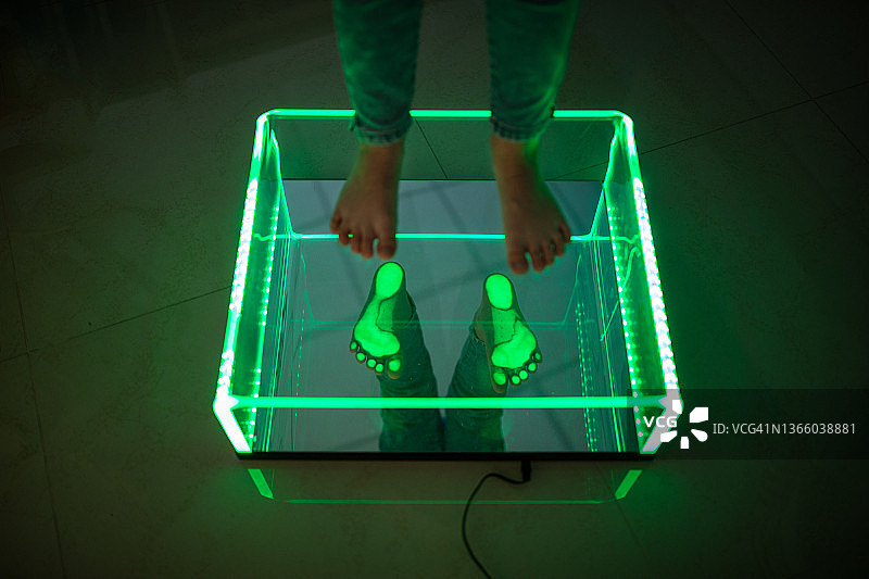 孩子脚部检查，矫形设备足部矫正图片素材