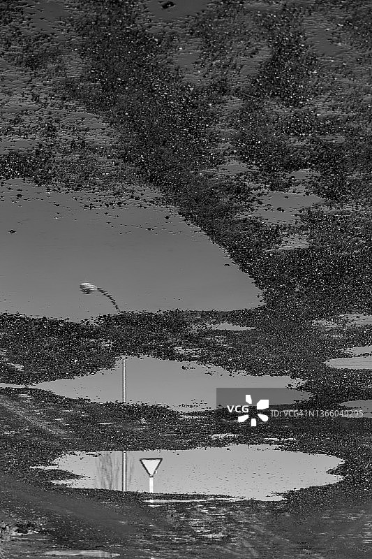 水坑中的倒影图片素材