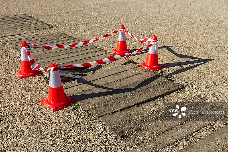 公园里破损的木板图片素材