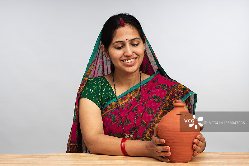 穿着纱丽的女人图片素材