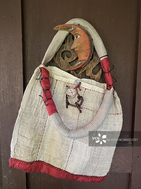 用麻布、丝绸和刺绣制成的传统苗族部落包图片素材