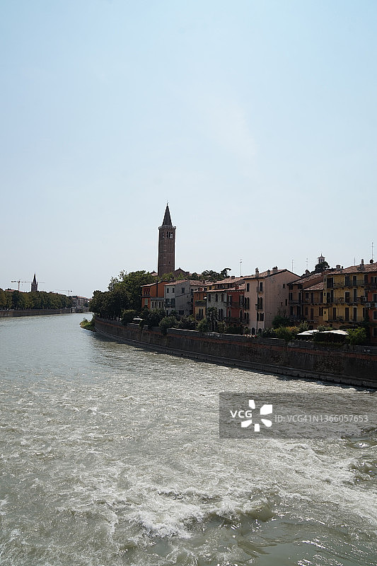 沿着流淌的阿迪杰河，意大利维罗纳古城图片素材