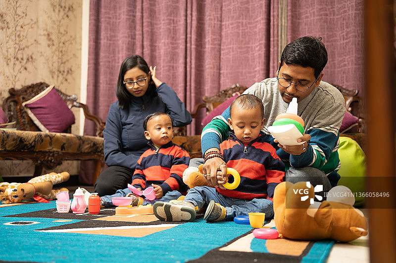 印度父母和他们的非同卵双胞胎儿子玩耍图片素材