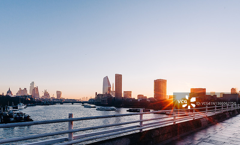 伦敦天际线日出时的鸟瞰图图片素材