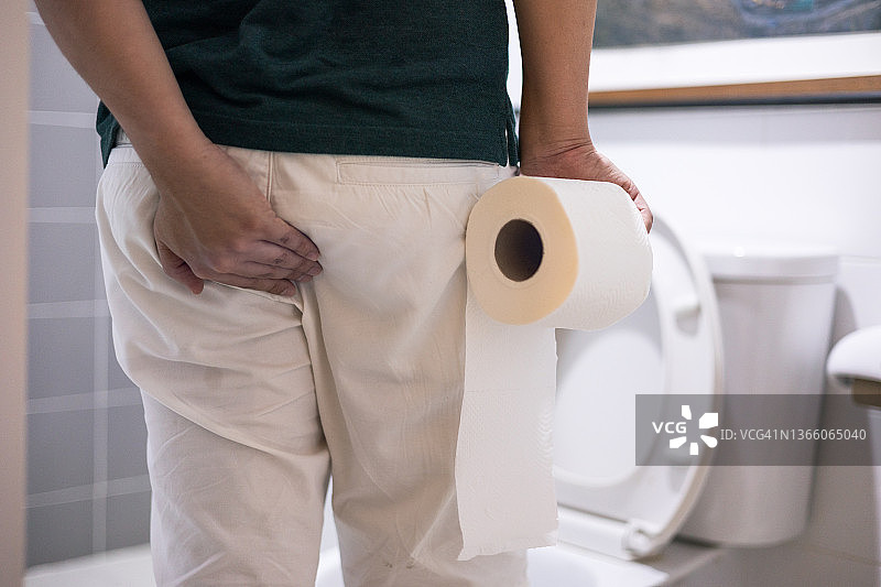 男人搬运一堆卫生纸图片素材