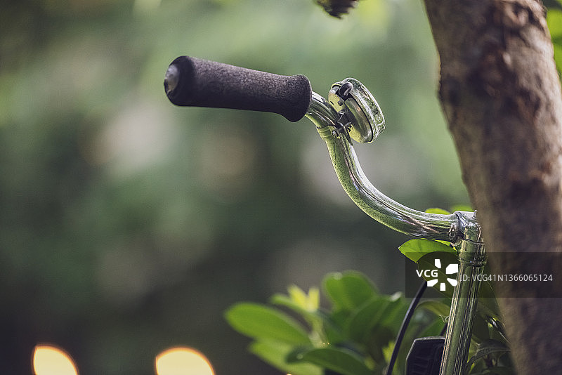 自行车靠在树上的特写图片素材