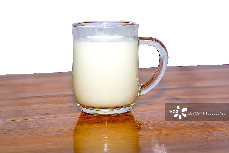 木地板上的空玻璃牛奶杯图片素材