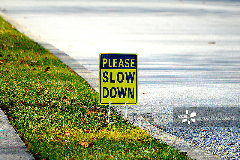 请减速慢行标志图片素材