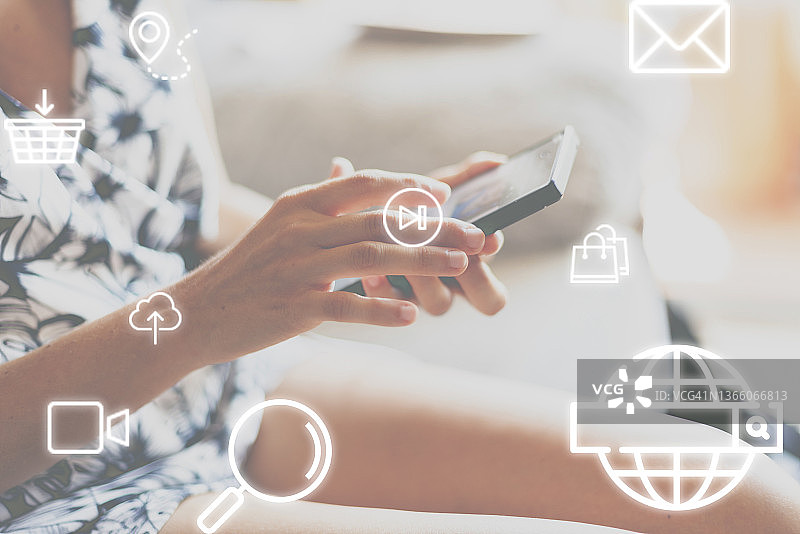 使用智能手机和图标应用程序的女人图片素材