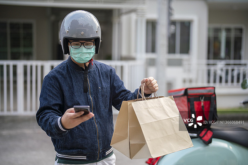男人向顾客派送包裹图片素材