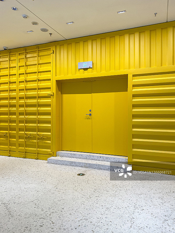 带有黄色金属墙建筑门口的空地侧视图图片素材