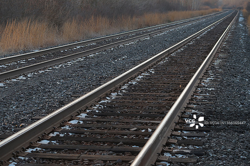 一对平行铁轨图片素材