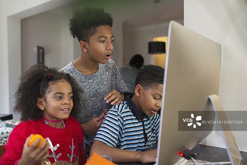 兄妹使用电脑图片素材