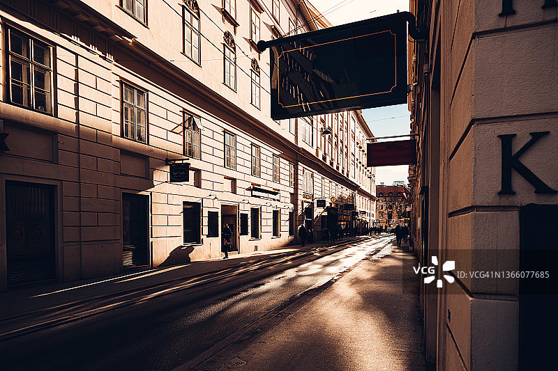 维也纳古城中心街道的午间光影图片素材