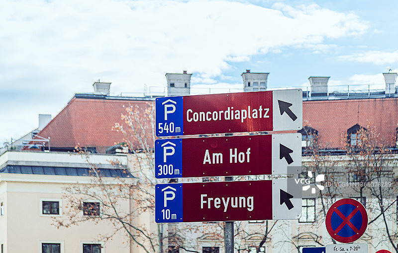 维也纳历史街区的停车标志图片素材