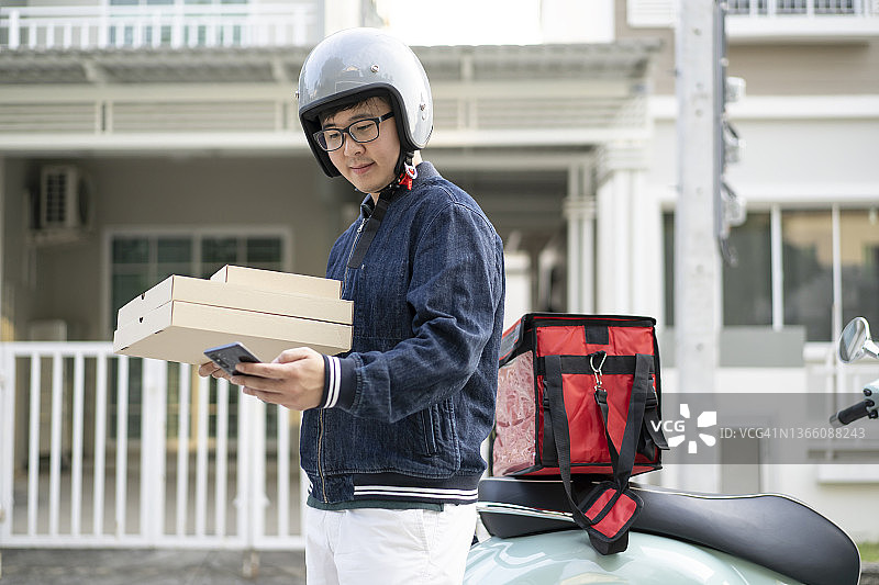 送披萨的男人图片素材