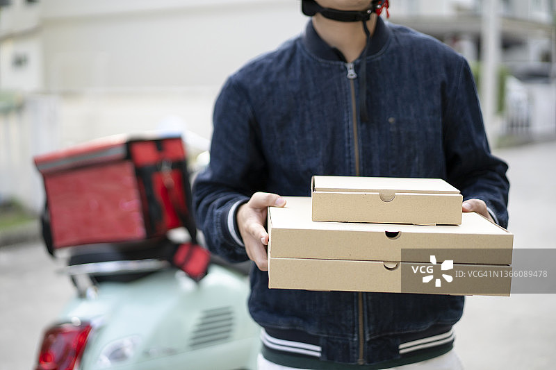 男子给顾客送披萨图片素材