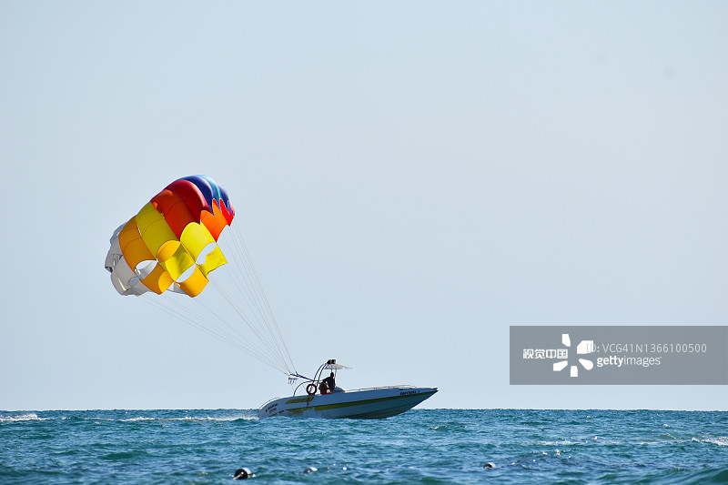 海上运动：海上降落伞租赁图片素材
