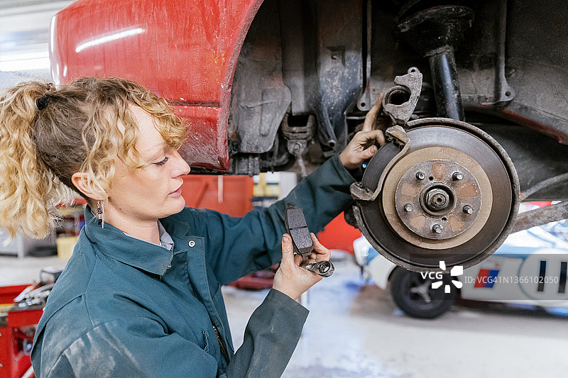 女汽车修理工准备更换刹车片图片素材