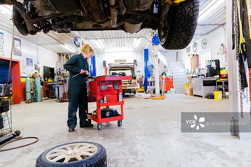 女汽修工准备更换刹车片图片素材