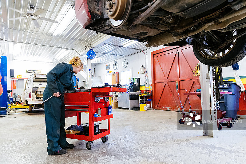 女汽修工准备更换刹车片图片素材