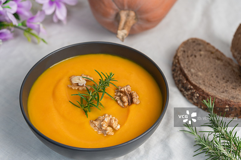 南瓜汤泥与核桃和迷迭香草药特写图片素材